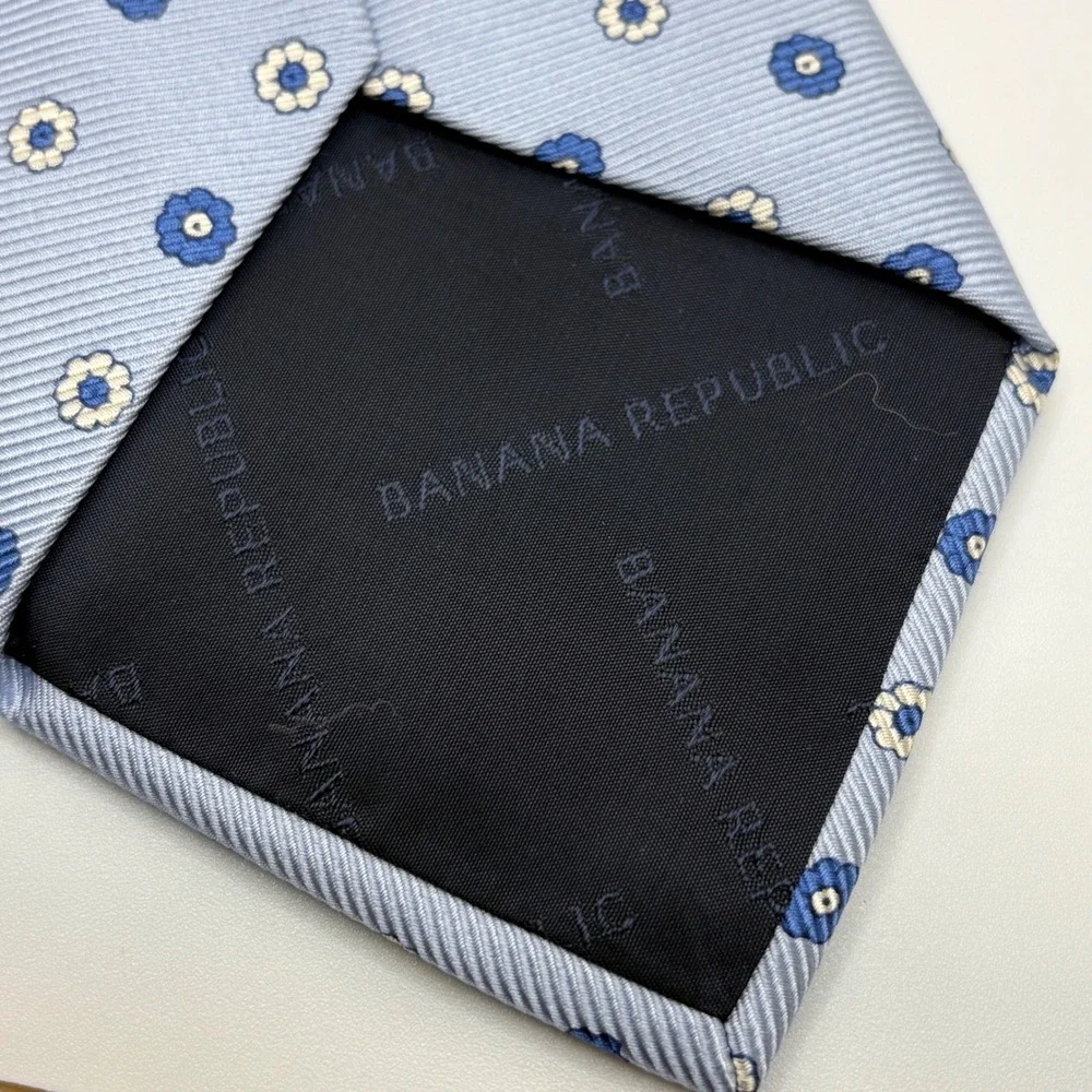 Banana Republic Mens Light Blue Floral Silk Tie Made‎ in USA
